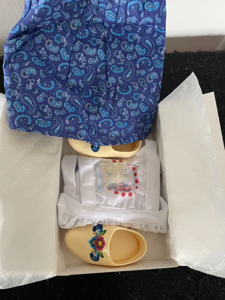 American Girl Kirsten Traje para Hornear para Muñecas Retiradas RARO DIFÍCIL DE ENCONTRAR Vestido Delantal Zuecos Foto 2 de 4