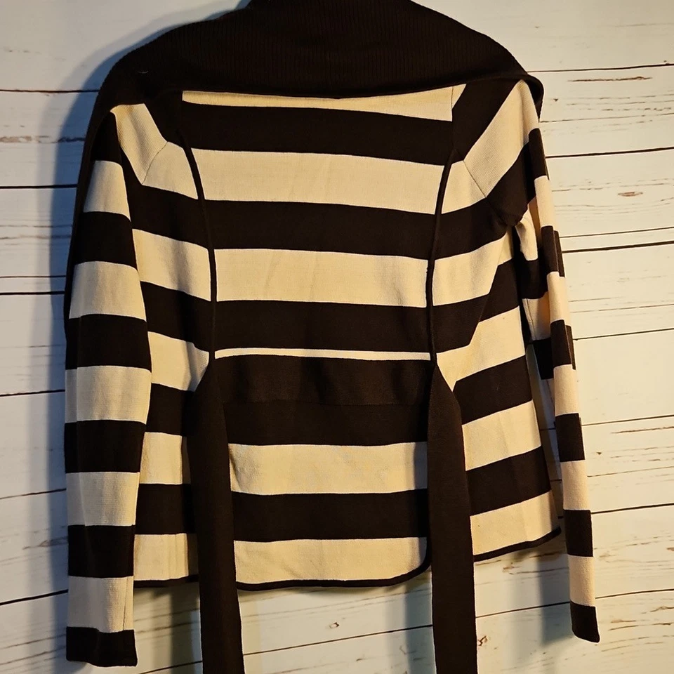 Cardigã suéter BCBGMAXAZRIA listrado lã merino marrom bege P pequeno - Imagem 4 de 4