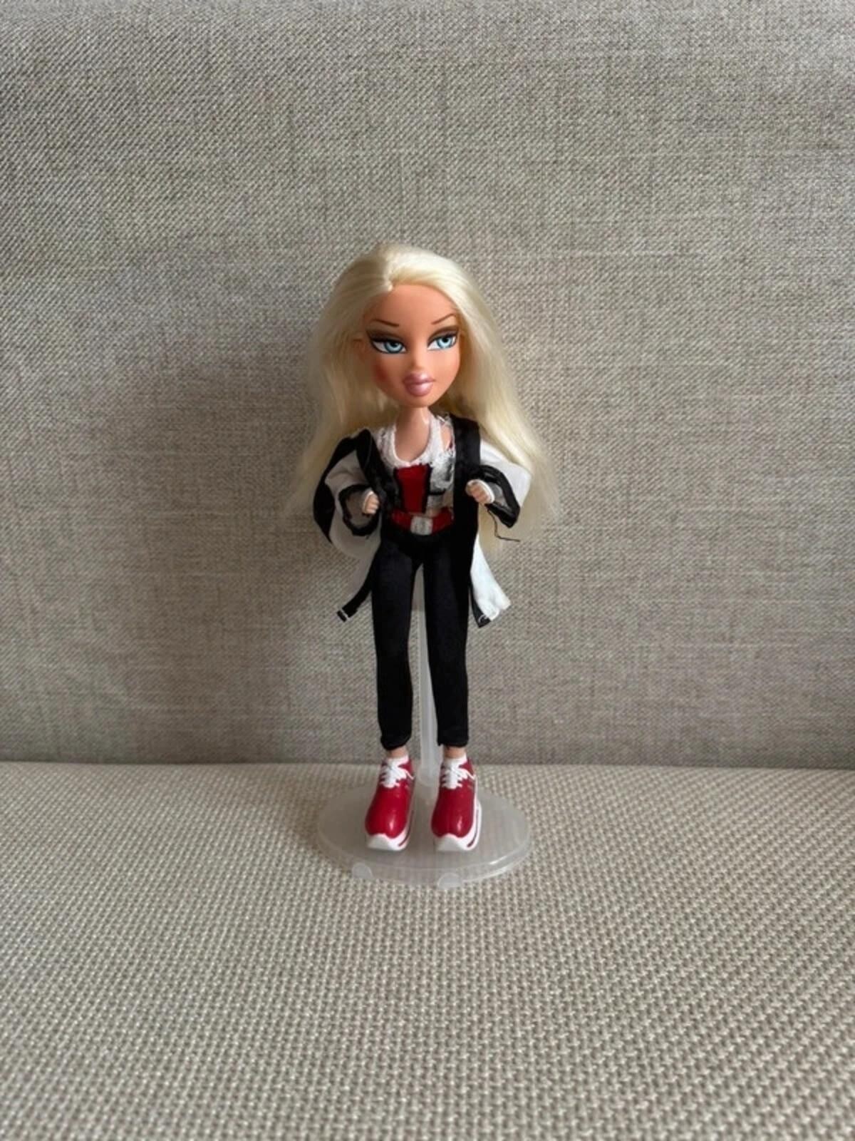 Vintage MGA Bratz Play Sportz X-treme Kick Boxing Cloe Collectible doll