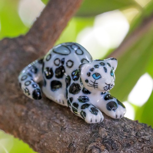 Little Critterz - Snow Leopard Cub "King" Animal - Miniature Porcelain Figurine - Bild 3 von 3