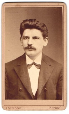Fotografie A. Schröder, Berlin, Gr. Frankfurter-Str. 117, Porträt eines jungen  