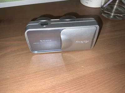 Fujifilm FinePix A605 Digitalkamera Blau Silber Getestet - Bild 1 von 4
