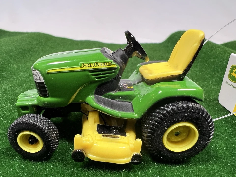 John Deer Cortacésped Tractor Ertl Granja Juguete 1/64 Nuevo Con Etiqueta Foto 4 de 4