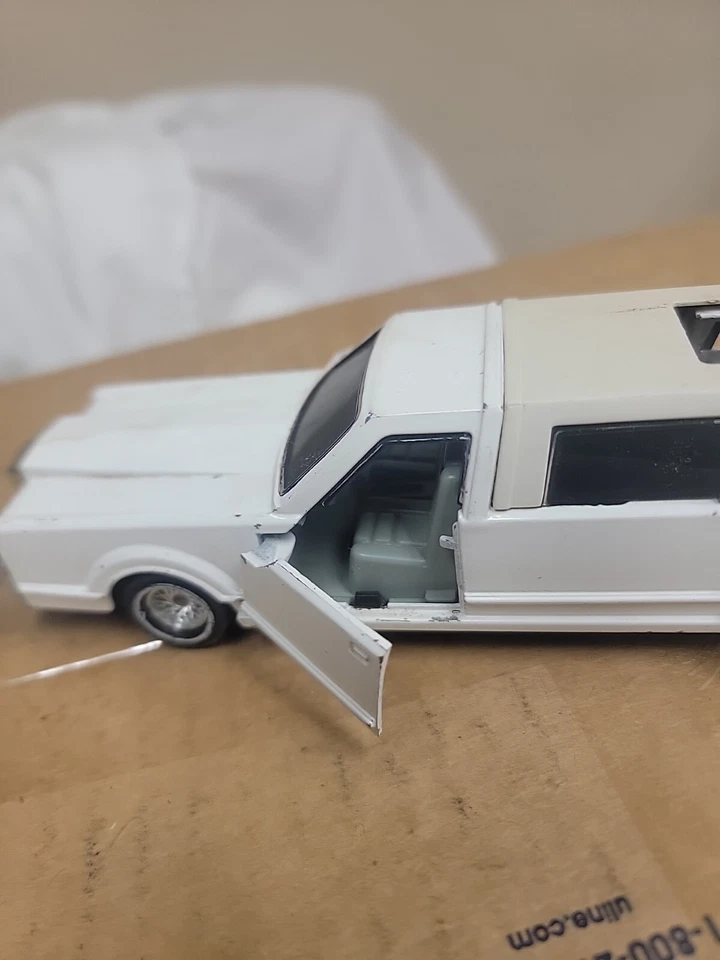 Limusina Majorette Serie 3045 Super Stretch Puertas Blancas Techo Corredizo Abierto  Foto 2 de 4