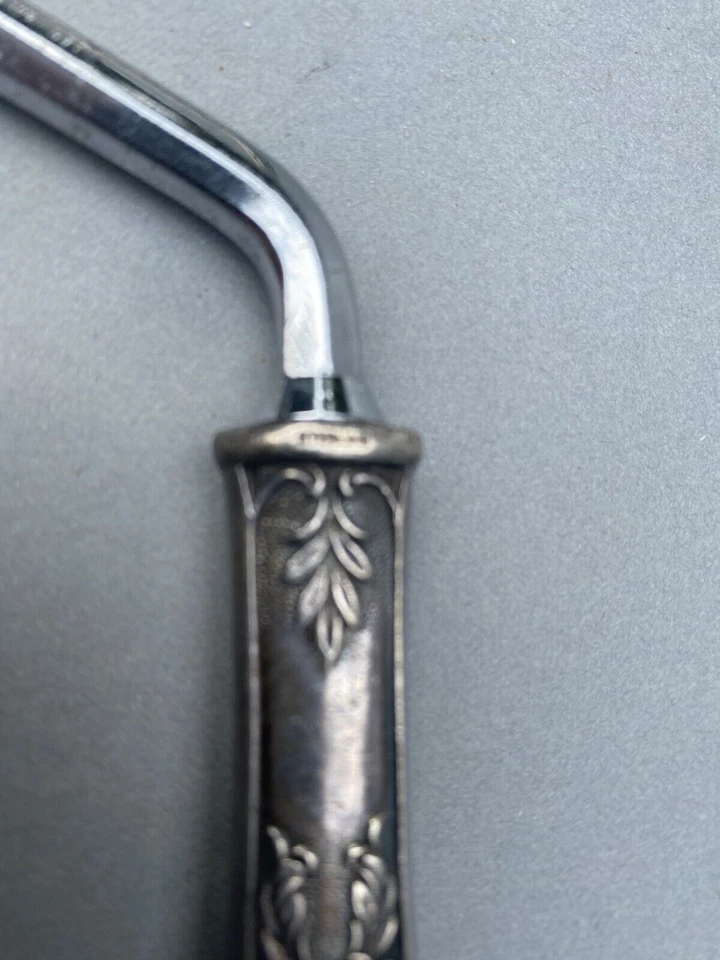 Cortador romppasteles Rose Kirk & Sons Stieff de plata de ley Foto 3 de 4