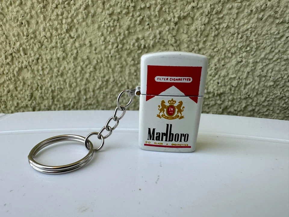 De colección Único Muy Raro Mini Encendedor de Gasolina Marlboro Metal con Llavero Cigarro Foto 3 de 4