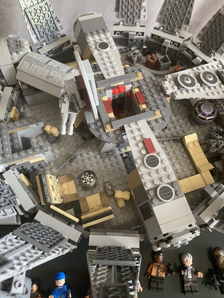 LEGO Star Wars: Halcón Milenario (75105) Juego 100% Completo Construido Retirado Foto 4 de 4