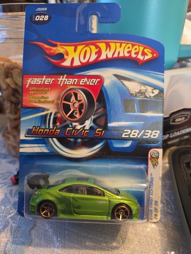 Hot Wheels First Editions #38 Volkswagen Karmann Ghia 2006 - Argentée
