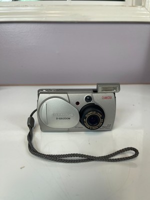 Olympus D-520 Zoom 2.0MP Digital Camera 3X Optical   Powers On, No Card