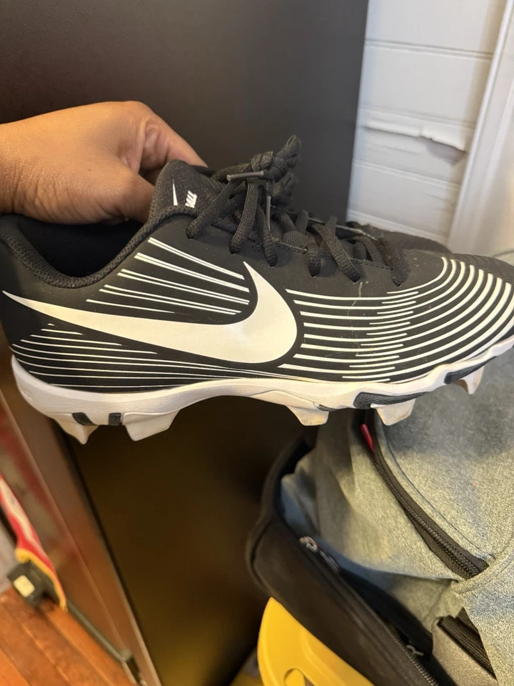 Botines de softbol NIKE Fastflex para mujer talla 8 blanco y negro-usados en excelente estado Foto 2 de 2