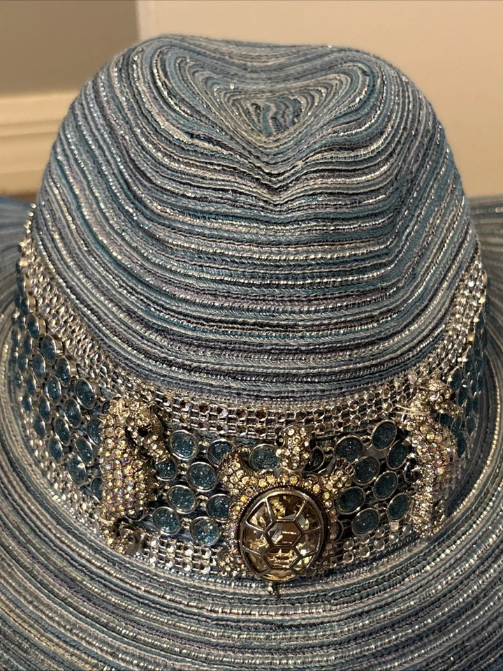Sombrero de Vaquera Whittall & Shon Papel Paja Azul con Estrás Tortuga y Caballitos de Mar Foto 3 de 4