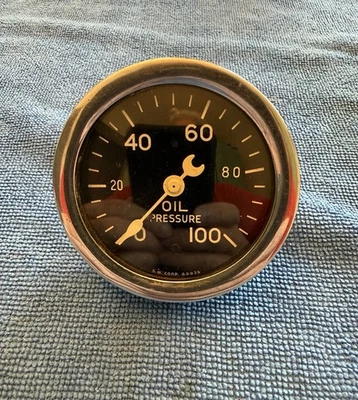 Stewart Warner 2 5/8 100 lb Oil Pressure Gauge Curved Glass Crescent Needle - Image 1 of 4