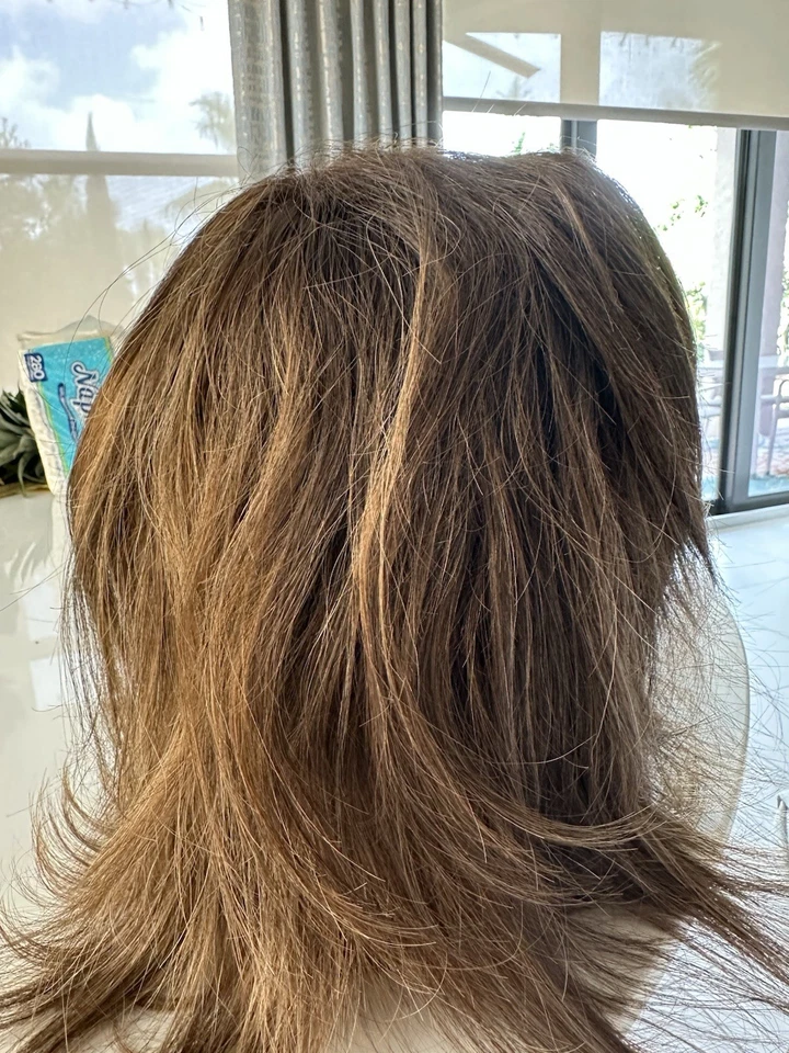 Peluca de pelo sintético con flequillo marrón medio con reflejos Foto 3 de 3