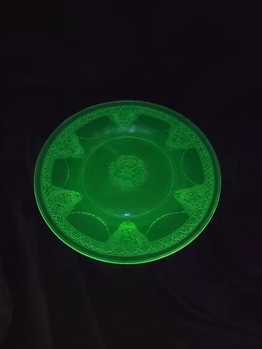 Vintage Federal Georgian LoveBirds Green Uranium Glass 8.5" Salad Luncheon Plate