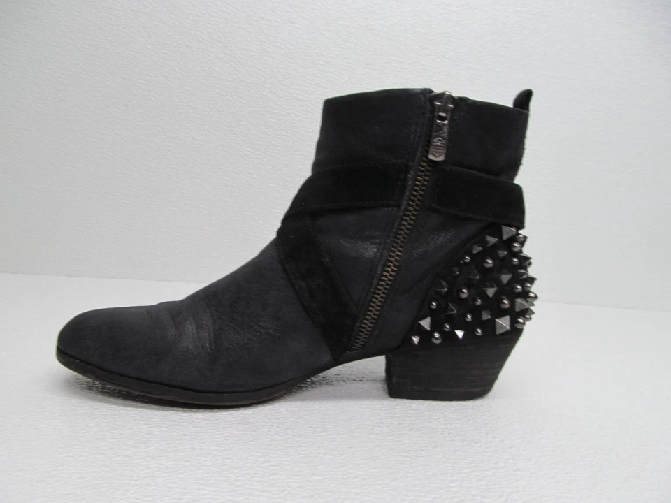 Botines Vince Camuto Marcin de cuero negro con clavos tachonados para mujer talla 10 B Foto 4 de 4