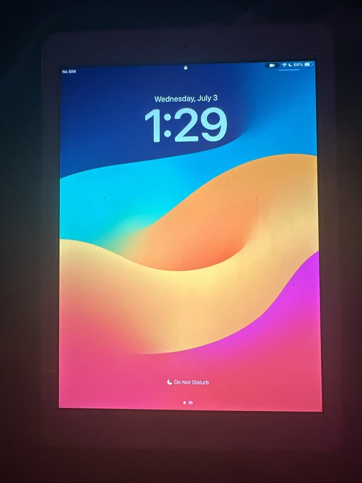 Apple iPad 6th Gen. 32GB, Wi-Fi + Cellular (Unlocked), 9.7in - Silver - Image 2 of 3