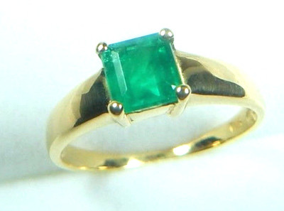 Colombian Emerald  0.96 Cts 18K Yellow Gold Size 6.75 Fine Jewels Muzo Mines