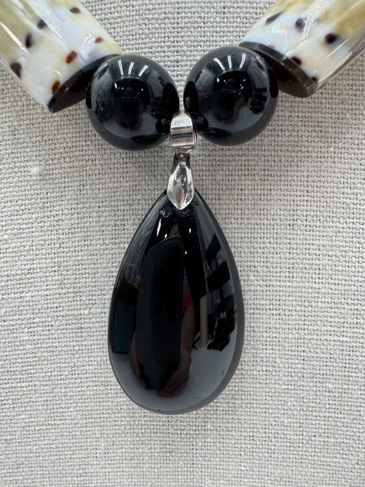 Collar con cuentas talladas negras con detalles de plata broche de palanca 22 pulgadas Foto 3 de 4