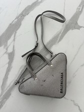 Balenciaga Umhängetasche Dreieck Leder grau ...