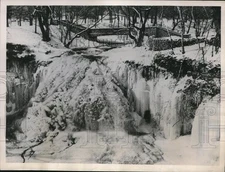 1952 Press Photo Minneapolis MN Minnehaha Falls frozen in ice - nee13576