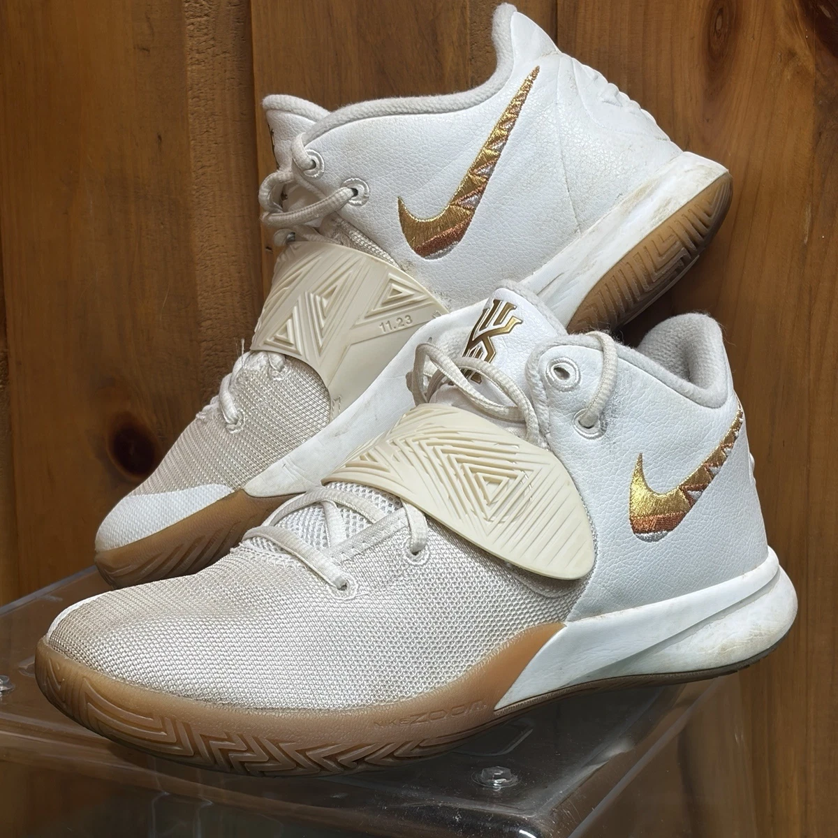 NIKE KYRIE 3 GOLD WHITE 27㎝ カイリー Preços baixos em Nike Kyrie Flytrap 3 White Metallic Gold Gum | eBay