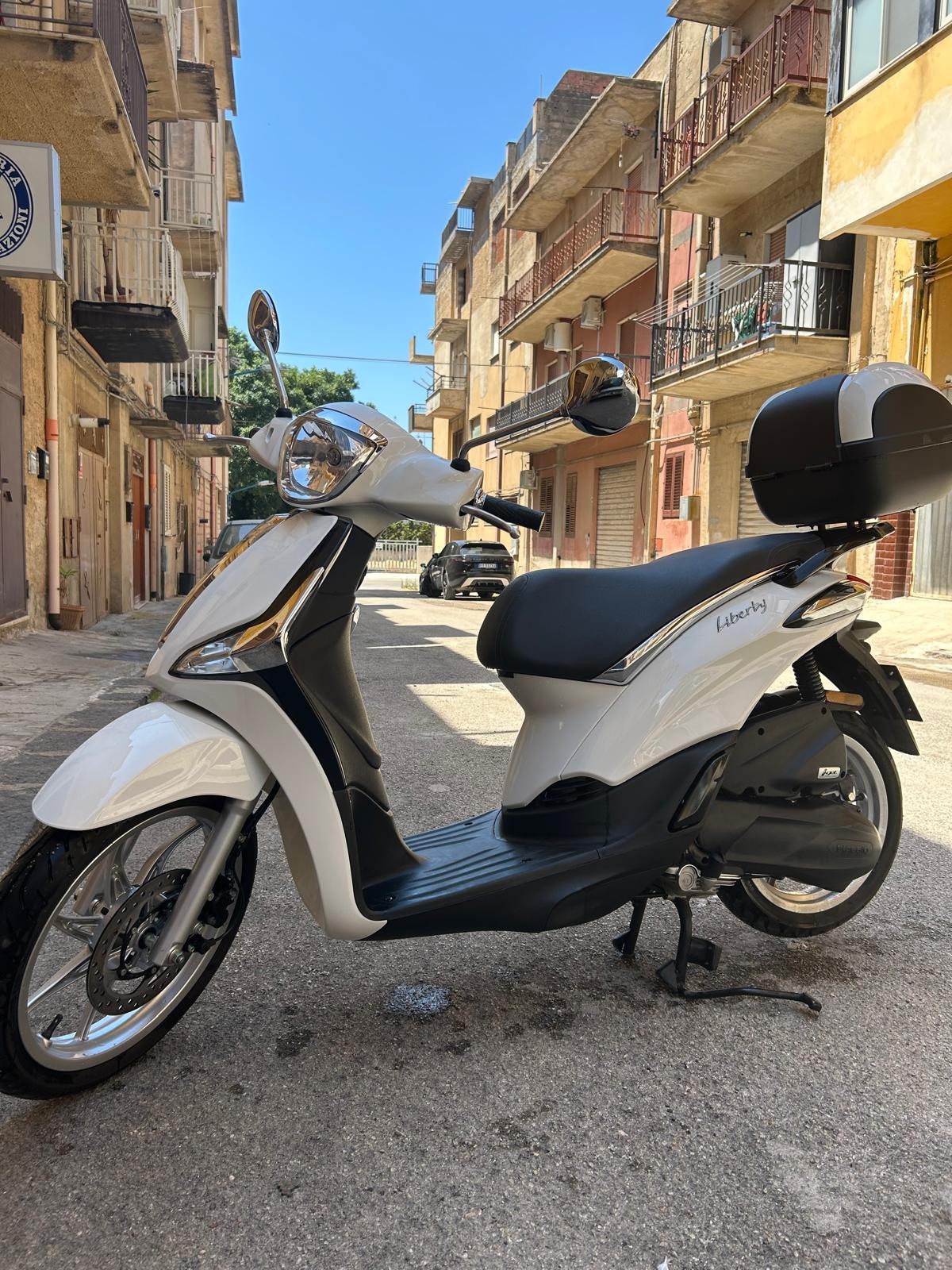 Vendo Piaggio Liberty 50 4T i-get, colore bianco, in condizioni pari al nuovo.