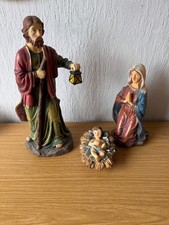 3 Krippenfiguren,Heiliger Josef mit Laterne, die kniende Maria und das Jesuskind