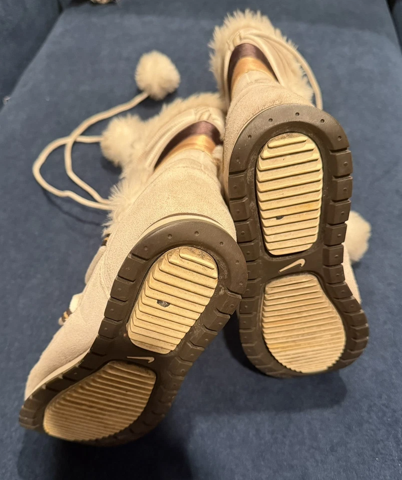 复古 2006 女式白色耐克麂皮绒中筒冬季靴 Pom Pom 侧拉链 8.5 — 第 3/4 张图片