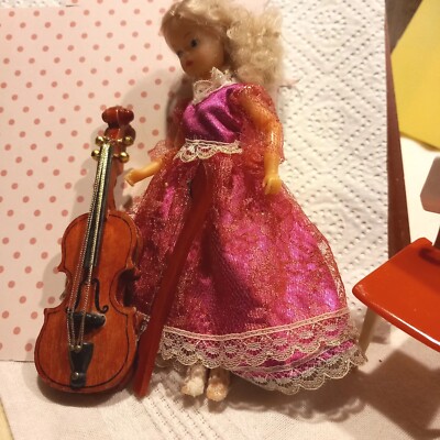 Blondes Püppchen für Puppenstube, 14 cm,  mit Geige und Stühlchen 