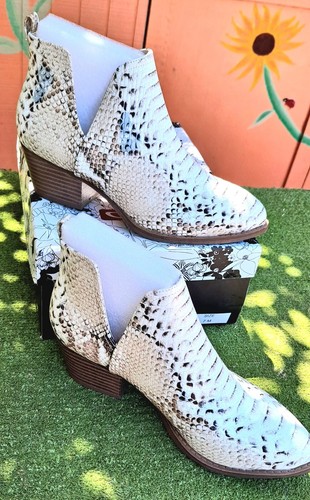 NEW Boots CL by Laundry CORTES Western Snake Print Ankle Booties Women's Shoe 7 - Picture 2 of 9