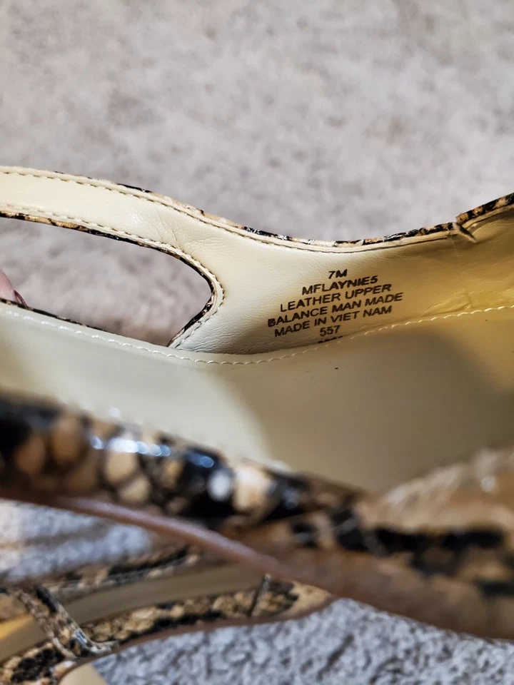 Tacones de cuero Marc Fisher de piel de serpiente y punta de almendra negra para mujer talla 7 Foto 4 de 4