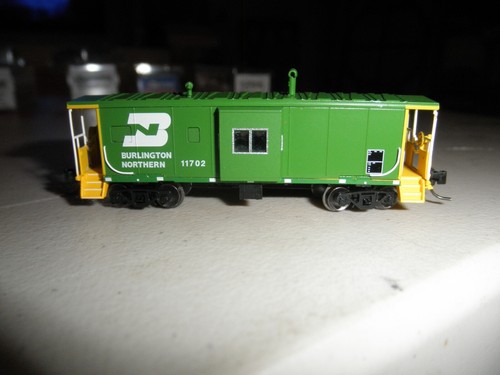 Burlington Northern- left logo - International Bay window caboose/ph=4, # 11702