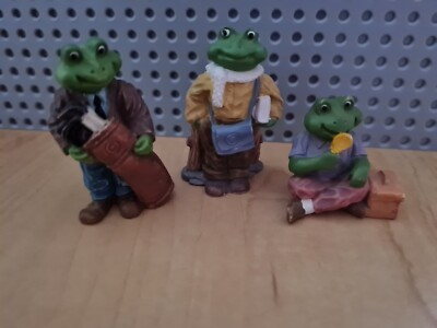 Drei kleine Vintage Frosch Figuren signiert JC 1991.Schöne anthropomorphe Frösche.