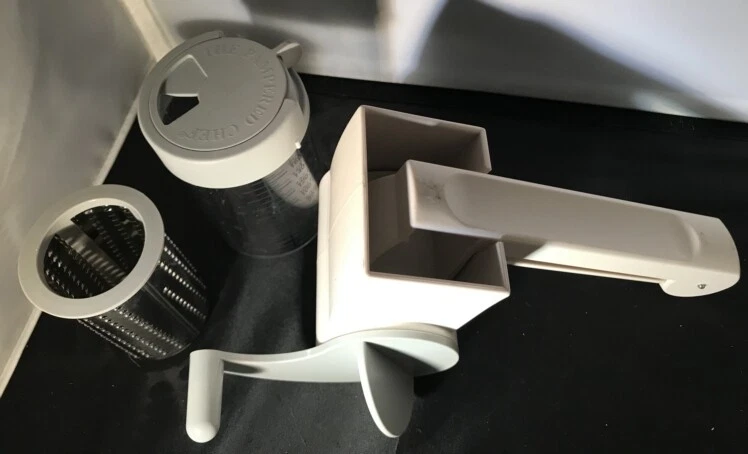 PAMPERED CHEF 1275 Deluxe Cheese Grater  & #1278 Container - Image 4 of 4