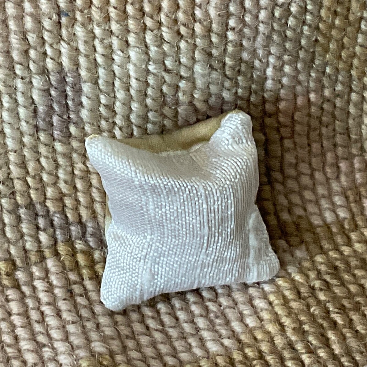 Set Di Mobili In Miniatura Pat Tyler Per Casa Delle Bambole: Letto, Divano, Sedia, Cuscini, Scala 1:12, Fatto A Mano USA