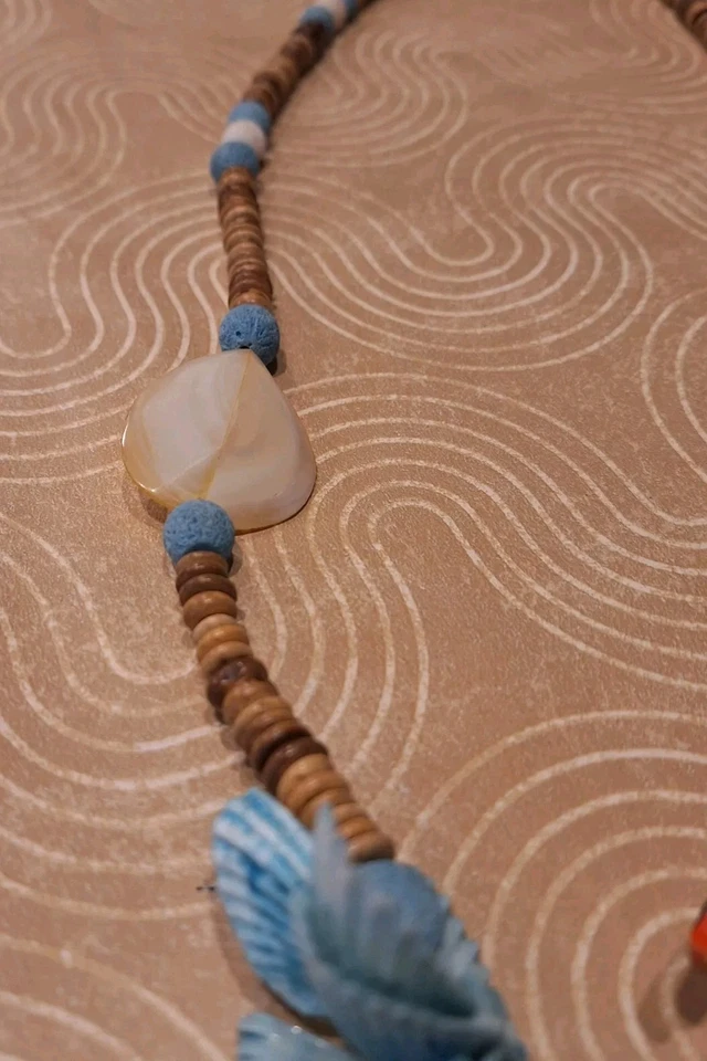 Collar Náutico Único Hecho a Mano Madera Pintada Loros/Aves Concha de Mar Redondo Foto 4 de 4