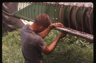 Sl20 Slide 1970 s  Omaha Oliver 1500 Tractor Repair Rural Life 674a