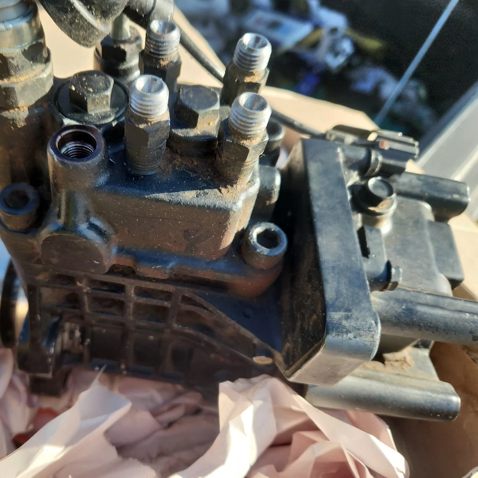 Bomba de inyección de motor Yanmar 4TNV98T 20100916 usada buena  Foto 2 de 4