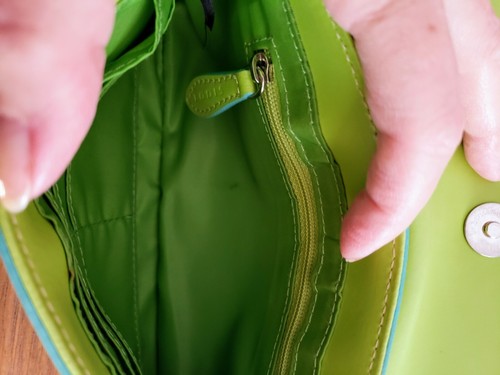 Cartera de muñeca de cuero grueso verde lima/aguacate y aguamarina LODIS con correa desmontable - Imagen 8 de 9