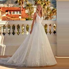 Luxury A-Line Wedding Dresses V-Neck Sleeveless Lace 3D Appliques Bridal Gowns