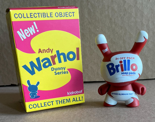 Figurine Dunny Warhol 3" Série 1 Brillo pour décorer un bureau ou une bibliothèque moderne