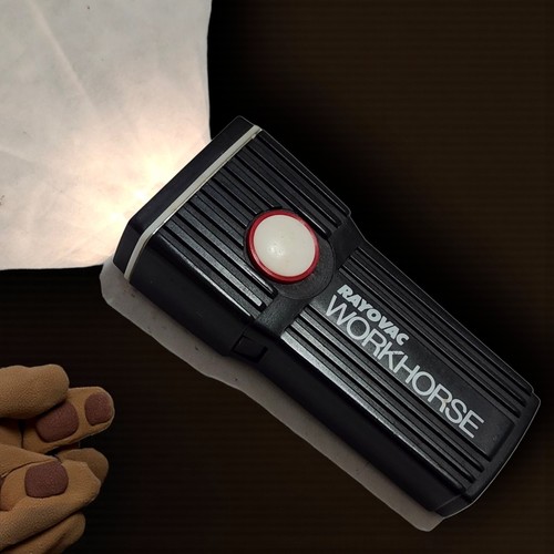 Linterna de bolsillo vintage Rayovac Workhorse pequeña 4,25" negra con batería AA - Imagen 2 de 9