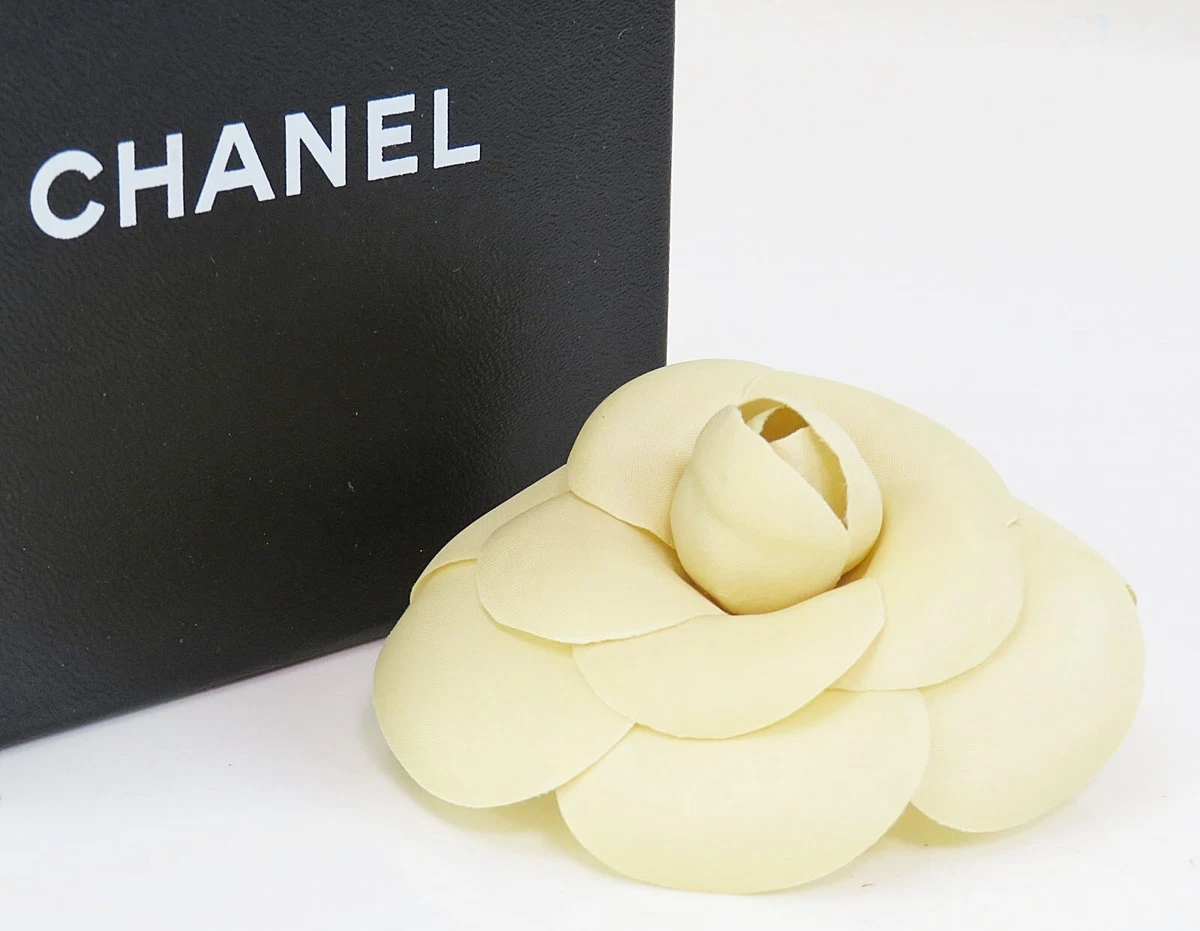 Chanel 2024 camellia pin