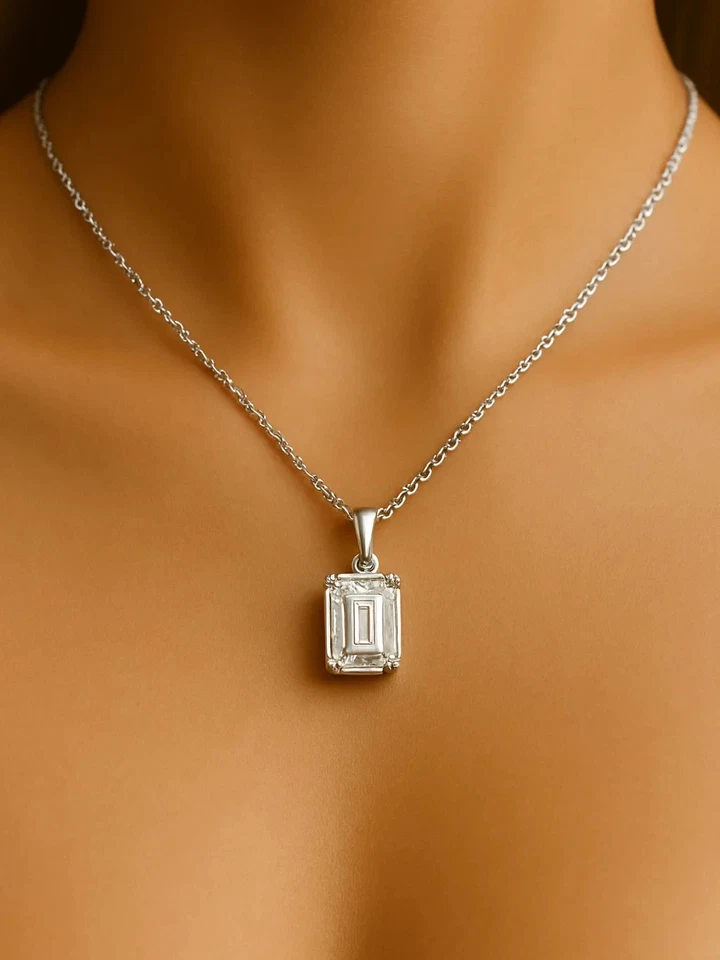 Colgante para mujer de diamantes creados en laboratorio de corte esmeralda de 3,020 quilates enchapado en oro blanco de 14 quilates Foto 2 de 4