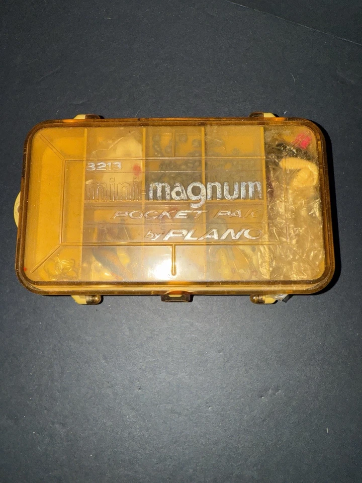 Caja de aparejos de pesca de 2 lados PLANO 3213 Mini Magnum Pocket Pak con señuelos/aparejos usados Foto 2 de 2