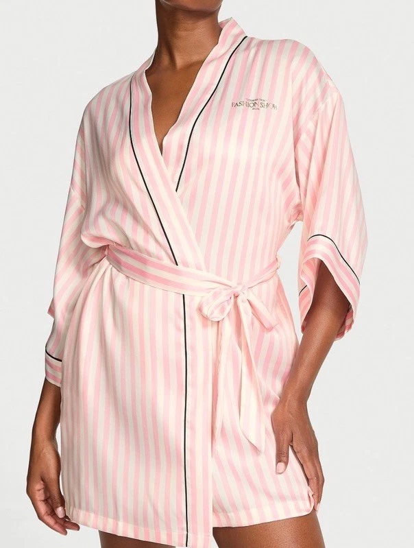 BATA MIDI SATINADA EN ROSA XS/S Victoria’s Secret Fashion Show 2025 Foto 3 de 4