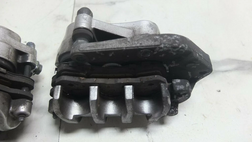 08 Pinzas de freno delanteras Suzuki VLR1800 VLR 1800 C109R Boulevard Foto 2 de 4