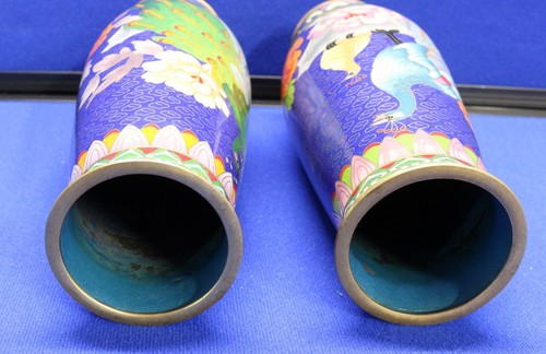 PAR DE JARRONES ANTIGUOS CHINOS DE COBRE ESMALTE CLOISONNE FENGSHUI "FLORES DE PAVO REAL" - Imagen 8 de 20