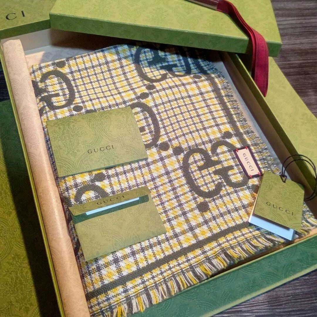 GUCCI Jacquard Scarf, Excellent Condition, Box Included, Wool, Made in Italy