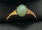 9CT GOLD RING - SIZE s - lightweight 1.3 grammes - with green glass stone